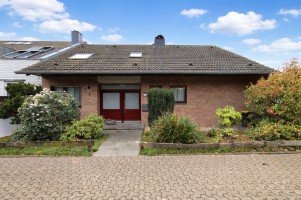Hauptbild + Kaarst + Einfamilienhaus + Bj. 1972 + ca. 564 m² Grundstück + ca. 159 m² Wohnfläche + 2 Garagen +