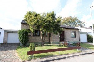 Hauptbild + Kaarst + Bungalow + Bj. 1968 + ca. 522 m² Grundstück + ca. 106 m² Wohnfl. + 4 Zimmer + 2 Garagen +